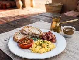 À la carte breakfast plated at a Bedouin heritage camp table